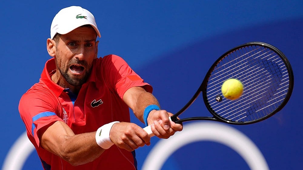 | Photo: AP/Manu Fernandez : Novak Djokovic returns the ball to Spain's Carlos Alcaraz